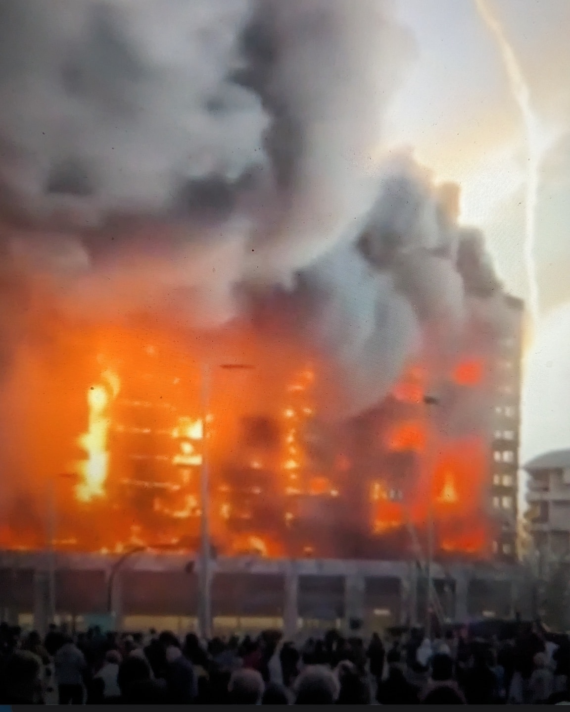Ten Dead in High-Rise Fire in Valencia